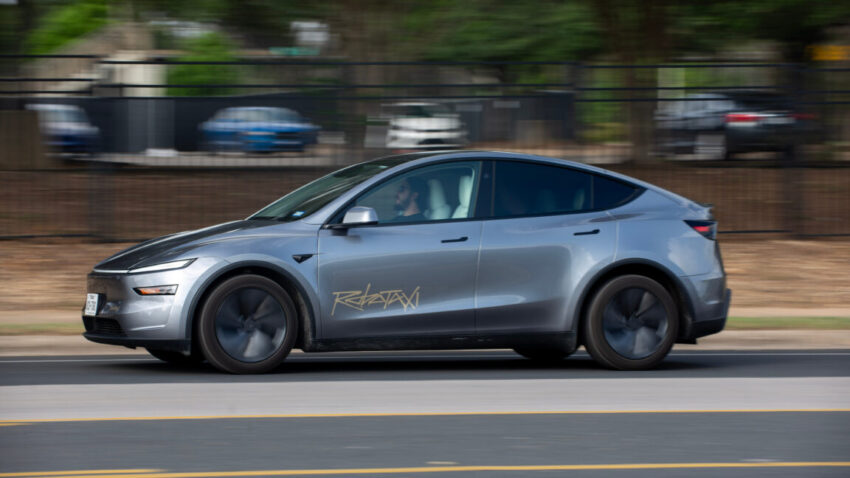 Tesla запускает роботакси