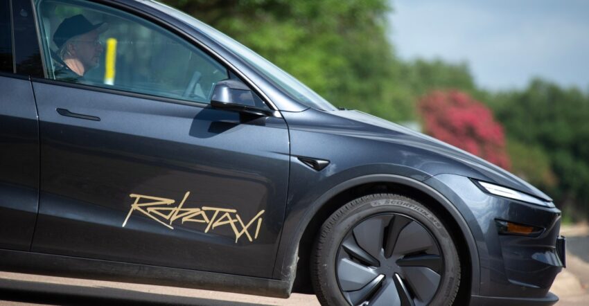 Tesla запустила роботакси!